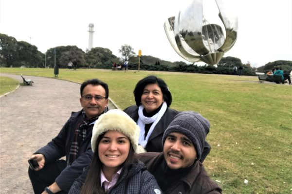 Floralis Generica é uma escultura de metal, que abre e fecha como uma flor, de acordo com a hora do dia e a velocidade do vento.