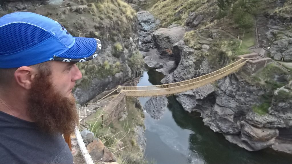 Ponte Q’eswachaka (Peru) – Construída e reconstruída da maneira Inca original, com um tipo de capim-tecido (q’oya). 