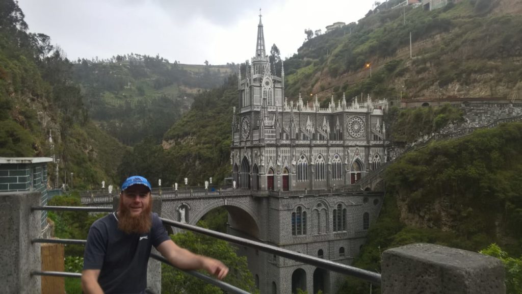 Santuário de Las Lajas - fica sobre uma ponte de dois arcos que se cruzam sobre o rio Guaitara e une o átrio da basílica com o outro lado do cânion.  